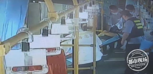 到了站却不下车?老人在公交车上突发中风,司机及时救助休闲区蓝鸢梦想 - Www.slyday.coM 到了站却不下车?老人在公交车上突发中风,司机及时救助休闲区蓝鸢梦想 - Www.slyday.coM