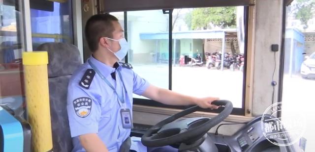 到了站却不下车?老人在公交车上突发中风,司机及时救助休闲区蓝鸢梦想 - Www.slyday.coM 到了站却不下车?老人在公交车上突发中风,司机及时救助休闲区蓝鸢梦想 - Www.slyday.coM