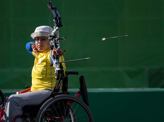     女子轮椅射箭运动员周佳敏将与男子肢残田径运动员王浩担任东京残奥会开幕式中国体育代表团旗手。视觉中国供图