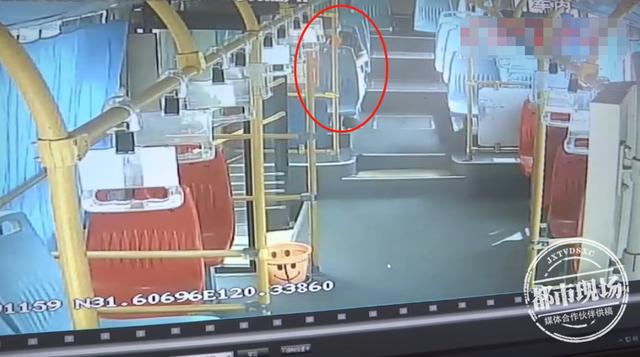 到了站却不下车?老人在公交车上突发中风,司机及时救助休闲区蓝鸢梦想 - Www.slyday.coM 到了站却不下车?老人在公交车上突发中风,司机及时救助休闲区蓝鸢梦想 - Www.slyday.coM