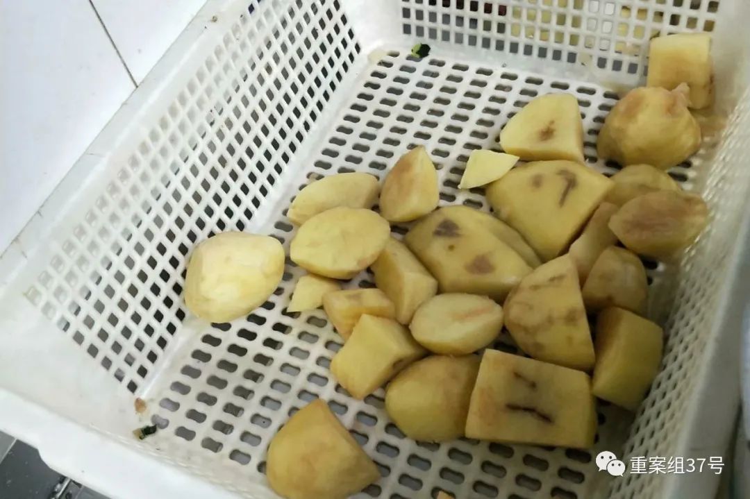 网红餐厅“胖哥俩”大量使用隔夜食材，“死蟹”当活蟹…还敢去吗？休闲区蓝鸢梦想 - Www.slyday.coM