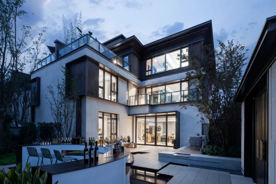 如果再和香港置地的姊妹篇壹江郡合院比,10分钟左右的车程,嘉景湾便宜