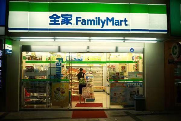 网友曝上海全家便利店售卖超期烤肠 食用后多次