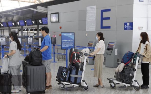2021年8月19日，上海，留学生与家长在浦东机场T2航站楼内等待办理登机手续。图片来源：IC/photo