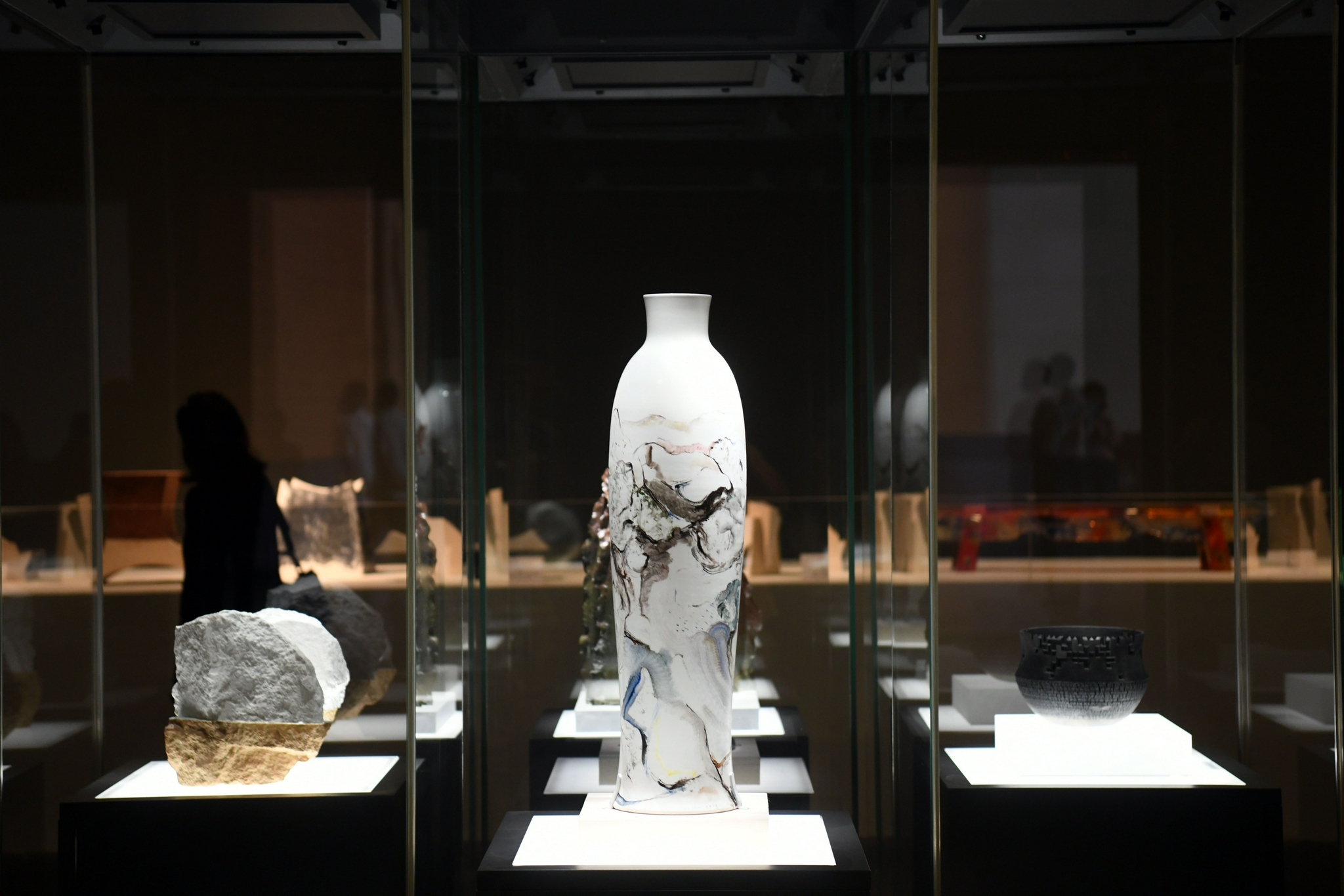 这是8月24日在第二届全国工艺美术作品展上拍摄的作品《文君瓶·大地