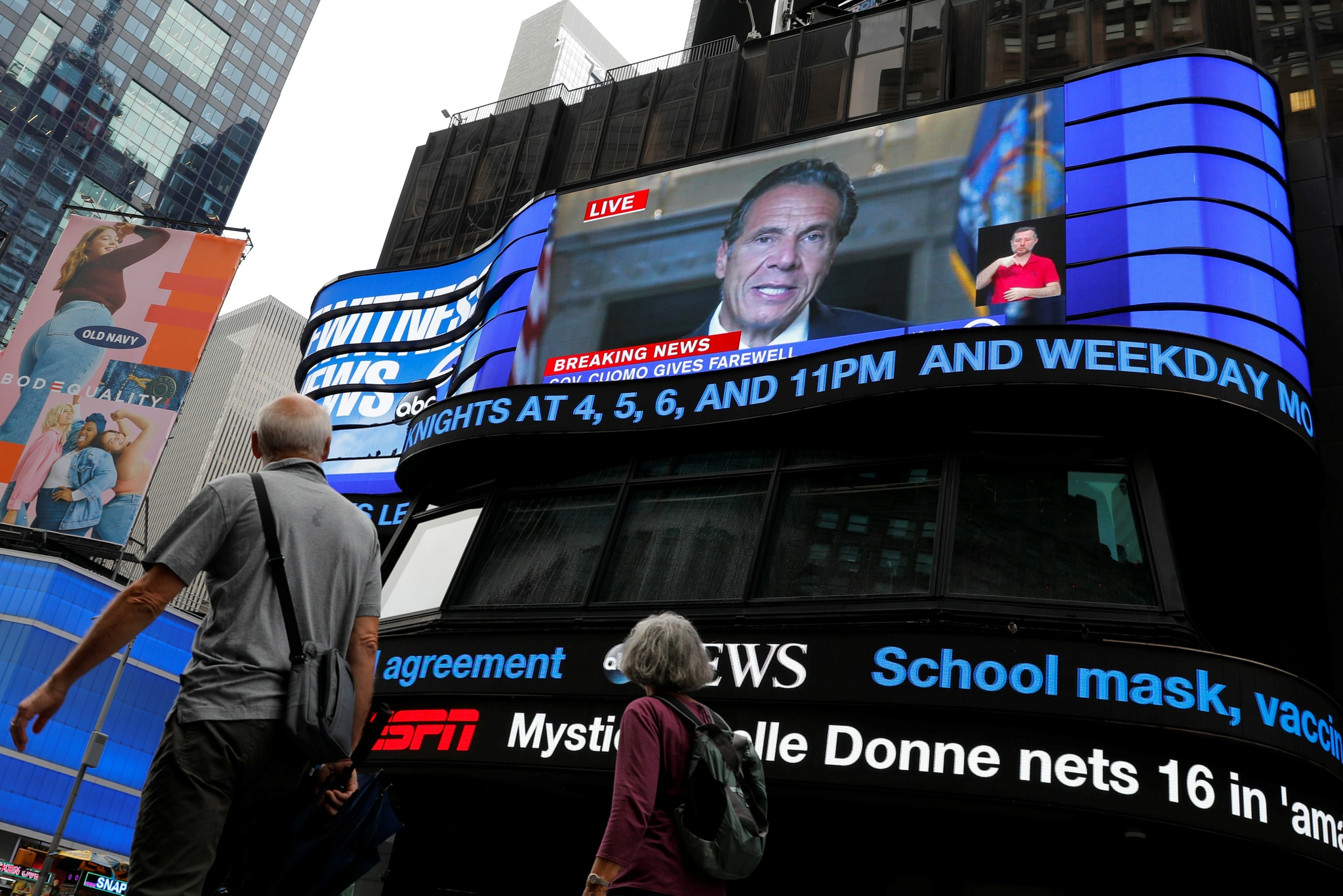 当地时间2021年8月23日，美国纽约，时代广场上的电视屏幕播放美国纽约州州长科莫发表告别演说。图/IC photo