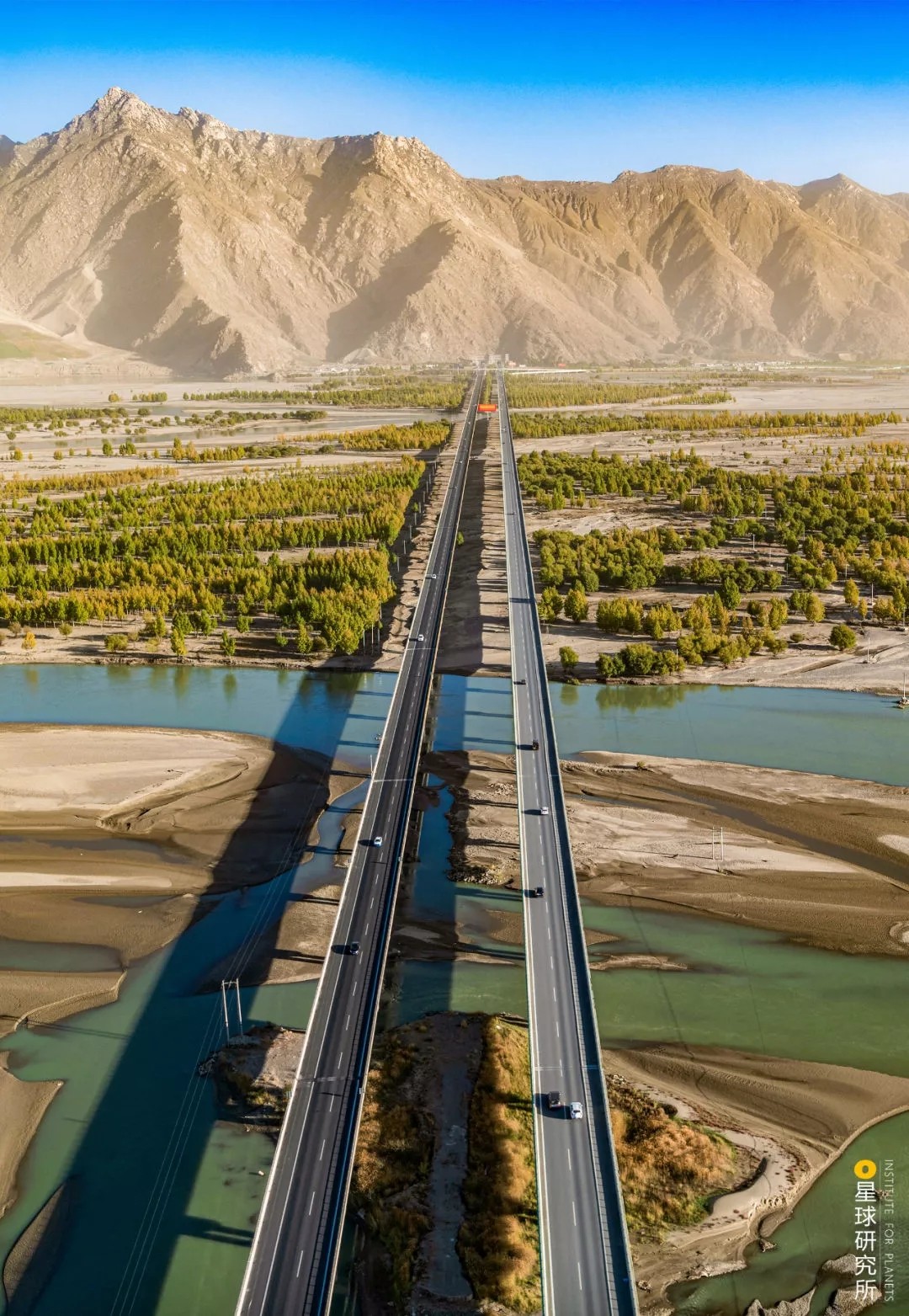 雅鲁藏布江上的雅江特大桥(调色:陈剑峰/星球研究所)