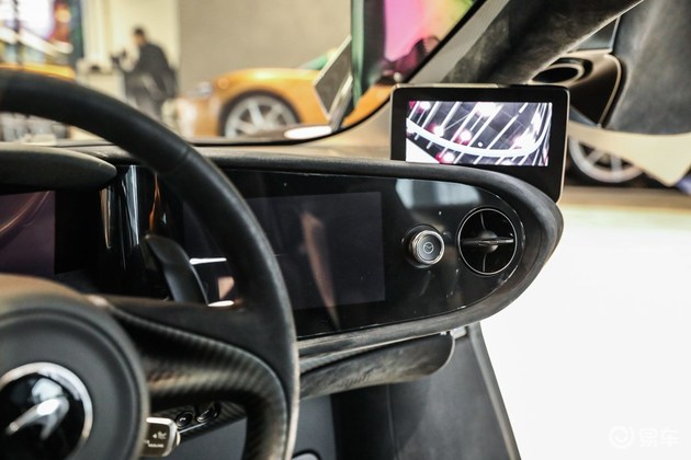 为了进一步降低气动阻力,speedtail取消了传统意义上的