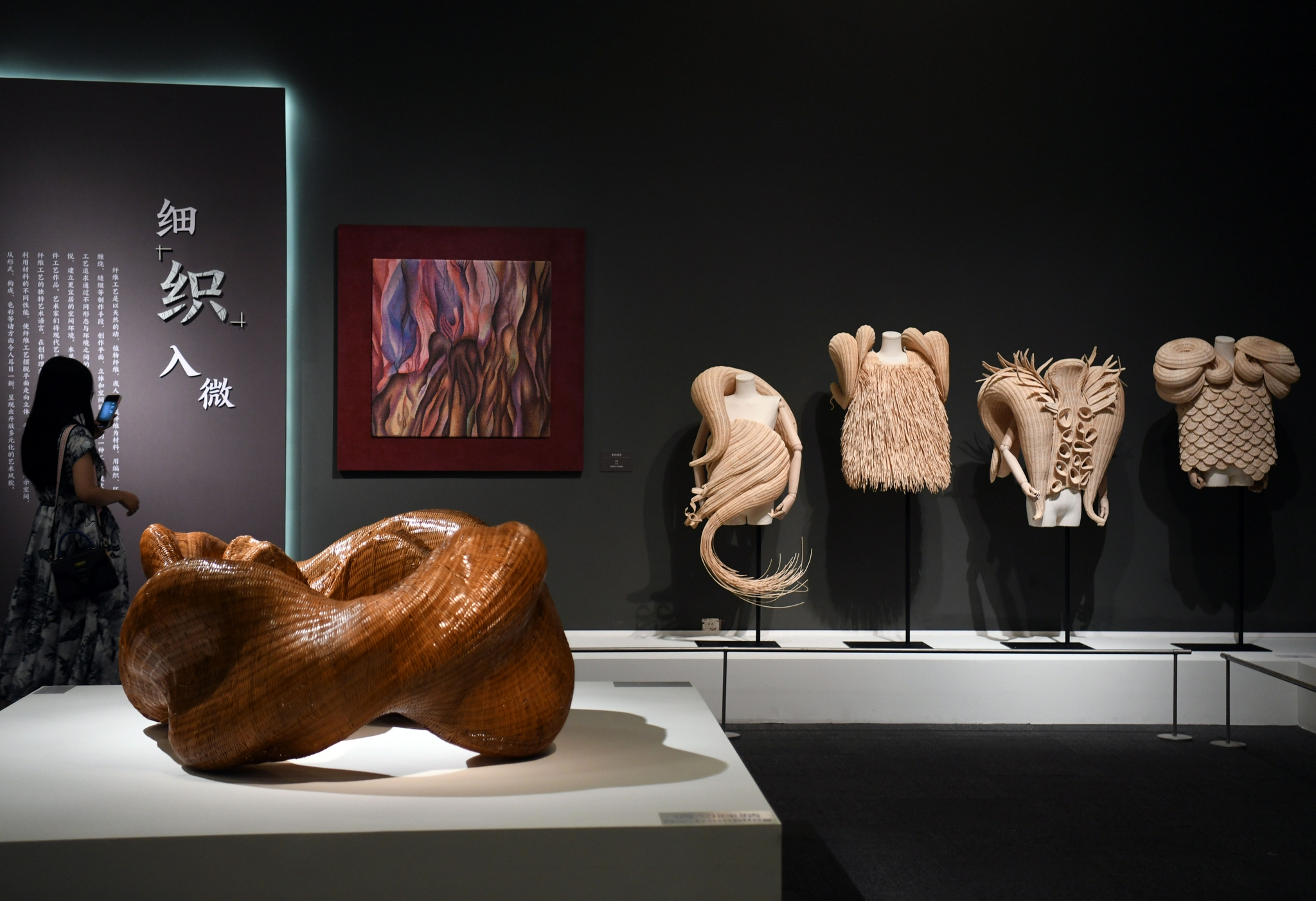 第二届全国工艺美术作品展在京开幕