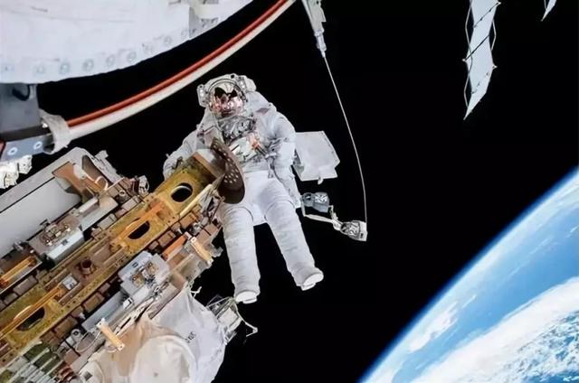并实现了7小时的太空行走以及出舱活动任务,创下了中国宇航员舱外活动