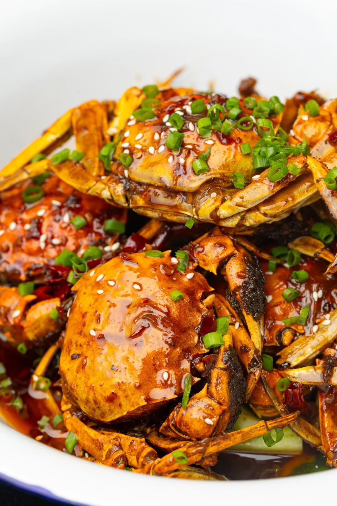 新鲜大闸蟹经过油焖做法,鲜香入味!