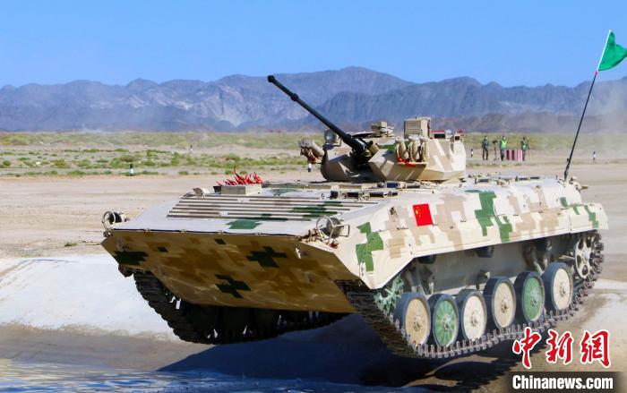 中国参赛队选手驾驶步战车"飞"入涉水场. 王小军 摄