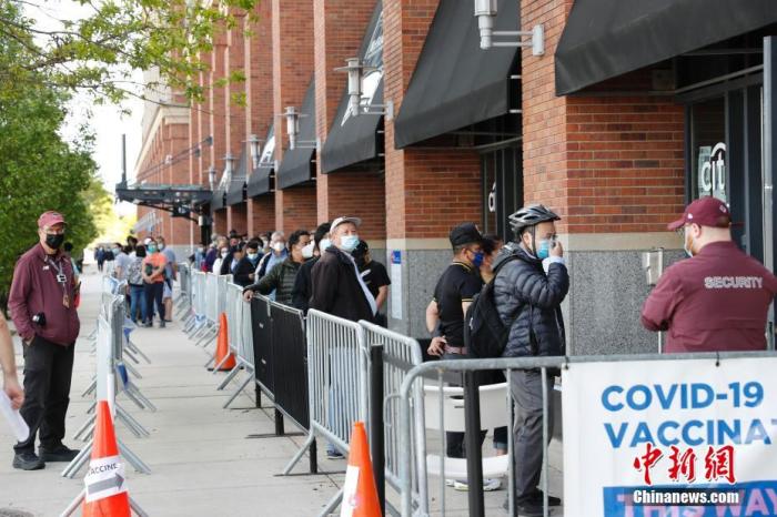 资料图：当地时间5月12日，美国纽约大都会棒球队主场花旗球场新冠疫苗接种点，民众排队接种疫苗。 中新社记者 廖攀 摄