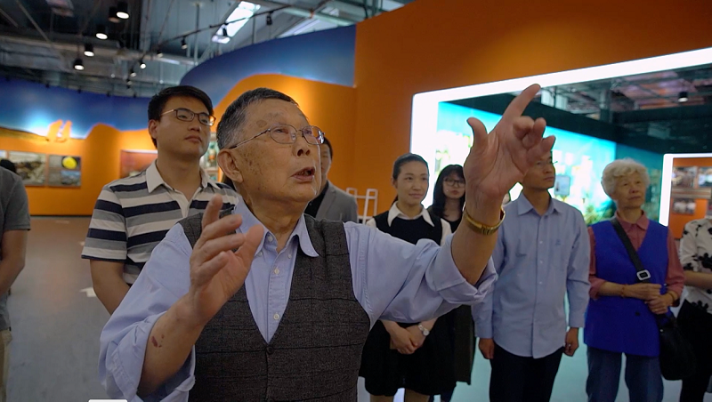 为什么造原子弹时，工人可以去车铀球，浓度那么高辐射...