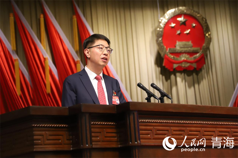 西宁市委副书记,市长孔令栋作政府工作报告.人民网 杨启红摄