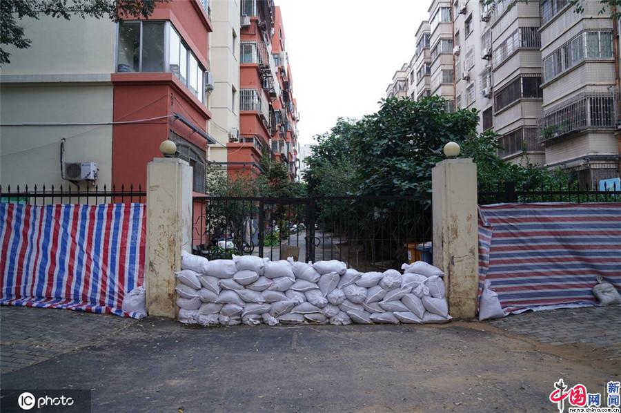 郑州暴雨后多处小区大门沙袋墙迟迟不撤去居民担心水淹重演