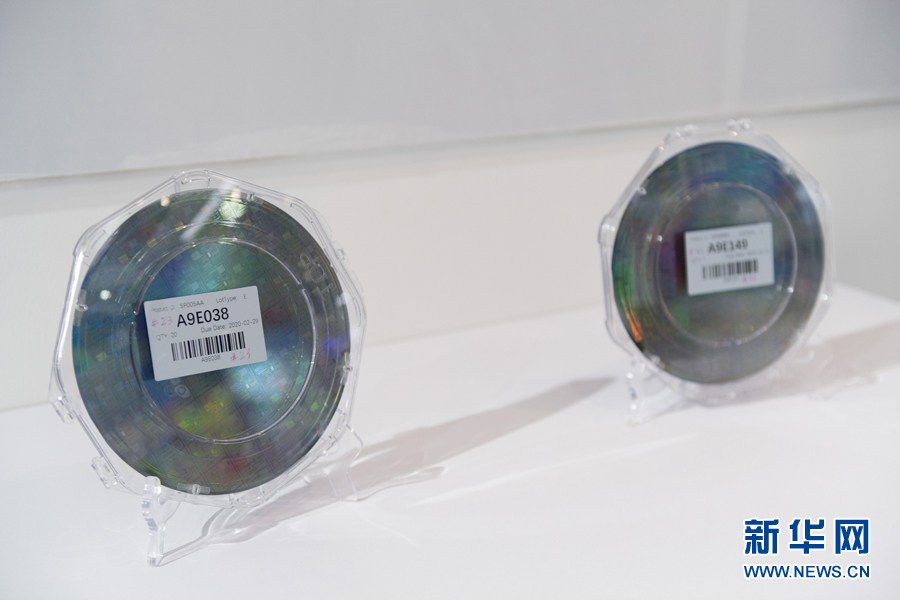 电科与重庆市共建的新型研发机构联合微电子中心现场展示的8寸晶圆