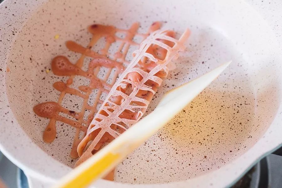 卷起时关火卷,动作要轻柔.