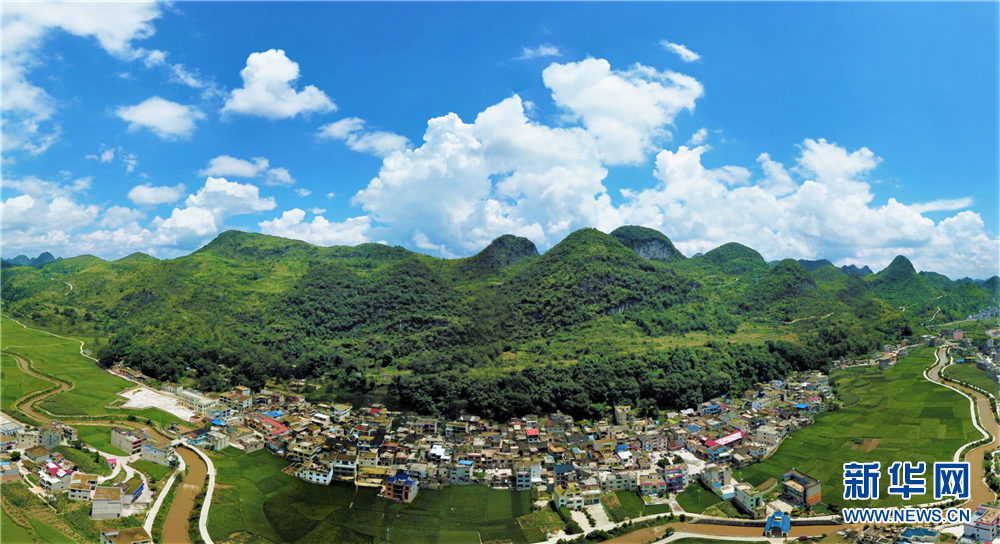 安顺市关岭布依族苗族自治县坡贡镇凡化村田园美景.