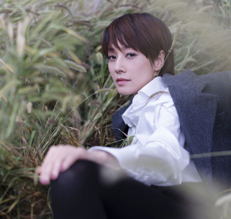 马伊琍独自带两女儿医院就医爸爸文章近况尽显憔悴令人唏嘘