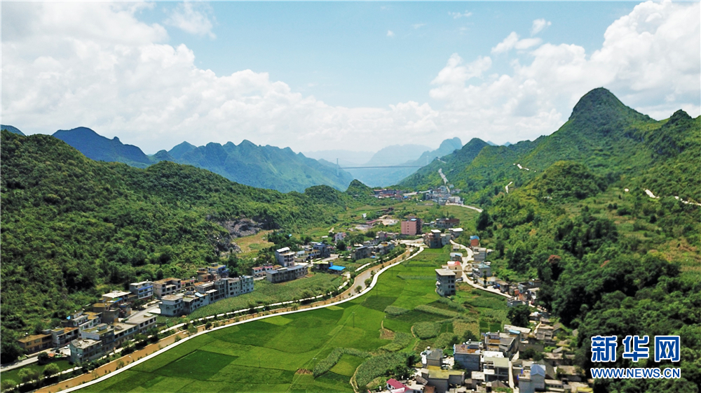 安顺市关岭布依族苗族自治县坡贡镇凡化村田园美景.