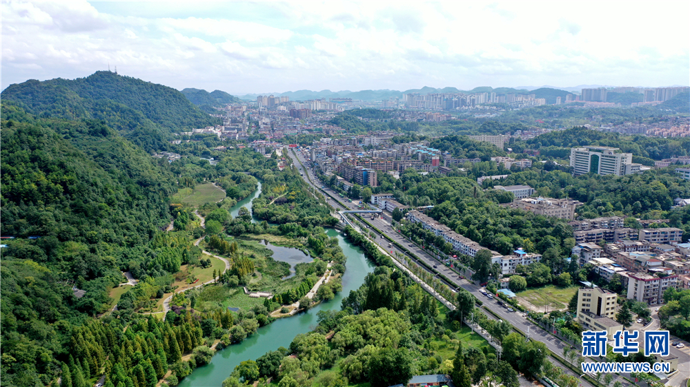 航拍贵阳城市湿地十里河滩 休闲纳凉好去处