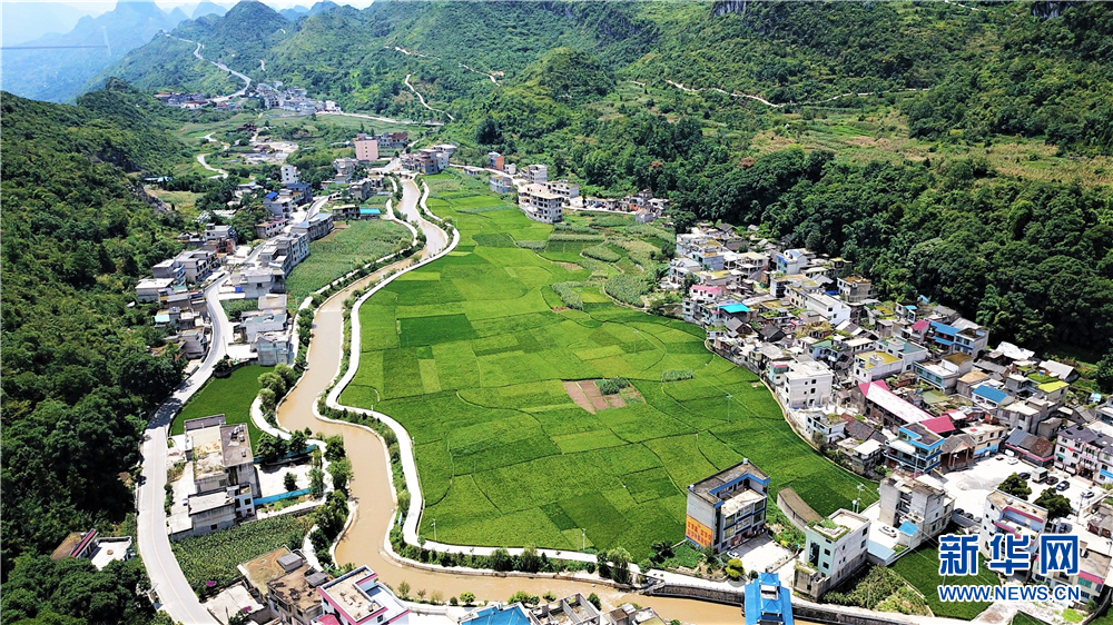 安顺市关岭布依族苗族自治县坡贡镇凡化村田园美景.