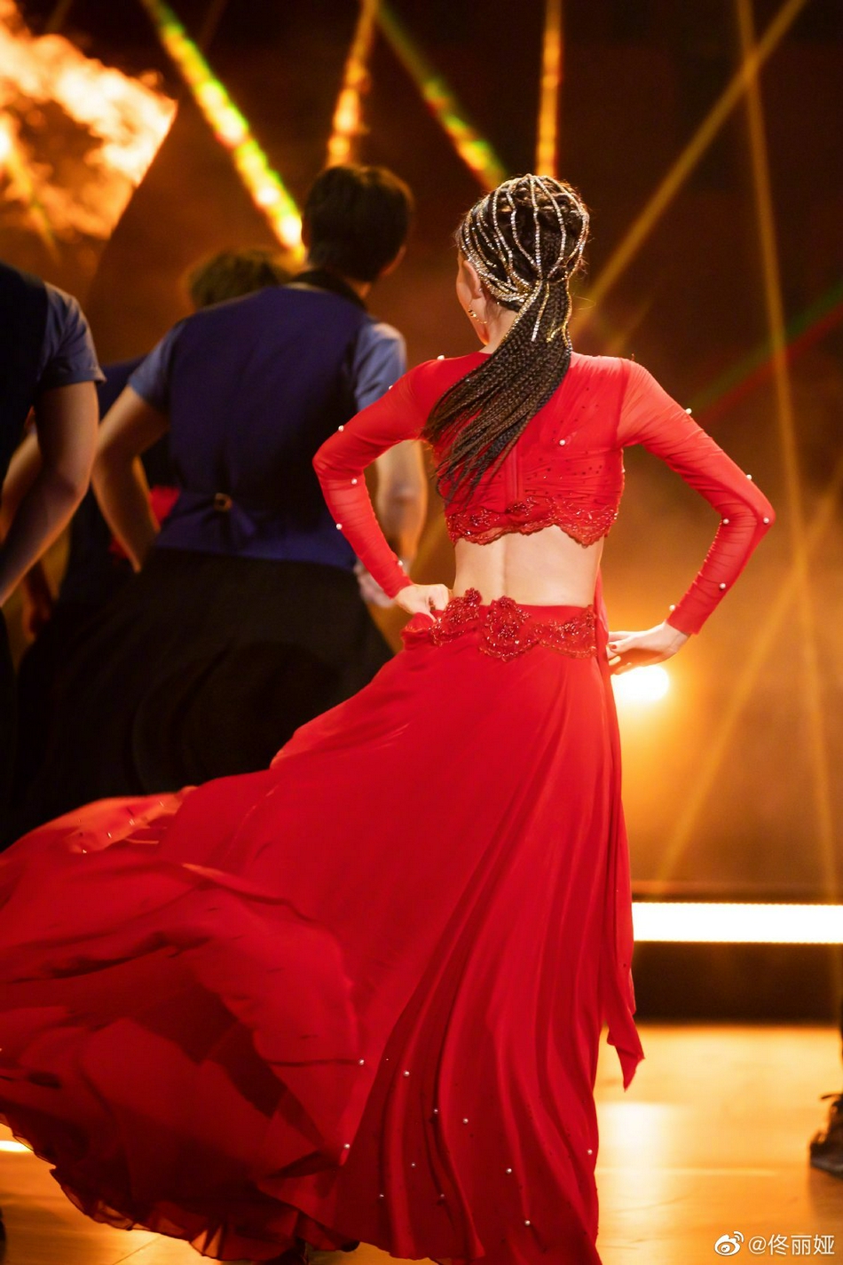 佟丽娅晒舞台幕后照02五官精致侧颜绝美