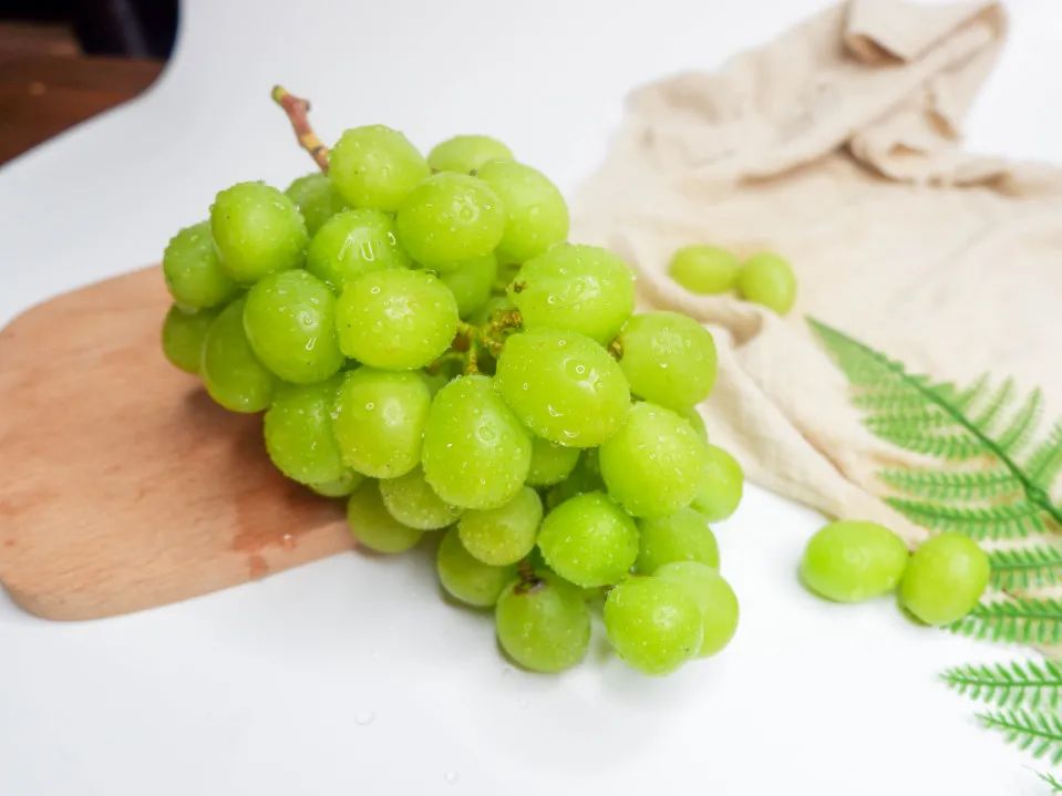 20°甜的阳光玫瑰青提,晶莹剔透,咬一口就爆汁!