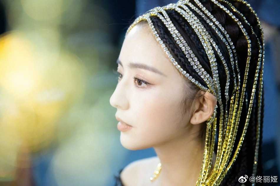 佟丽娅晒舞台幕后照02五官精致侧颜绝美