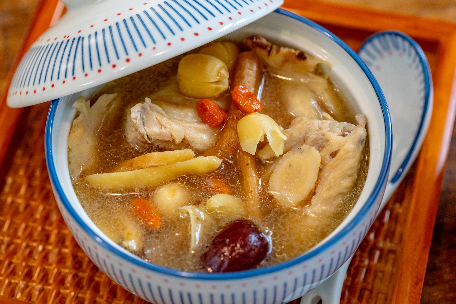 炖一锅 鸡汤,营养到位,鲜香美味|红枣|鸡汤|美味_新浪新闻