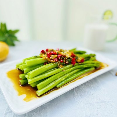 美味的凉拌芦笋