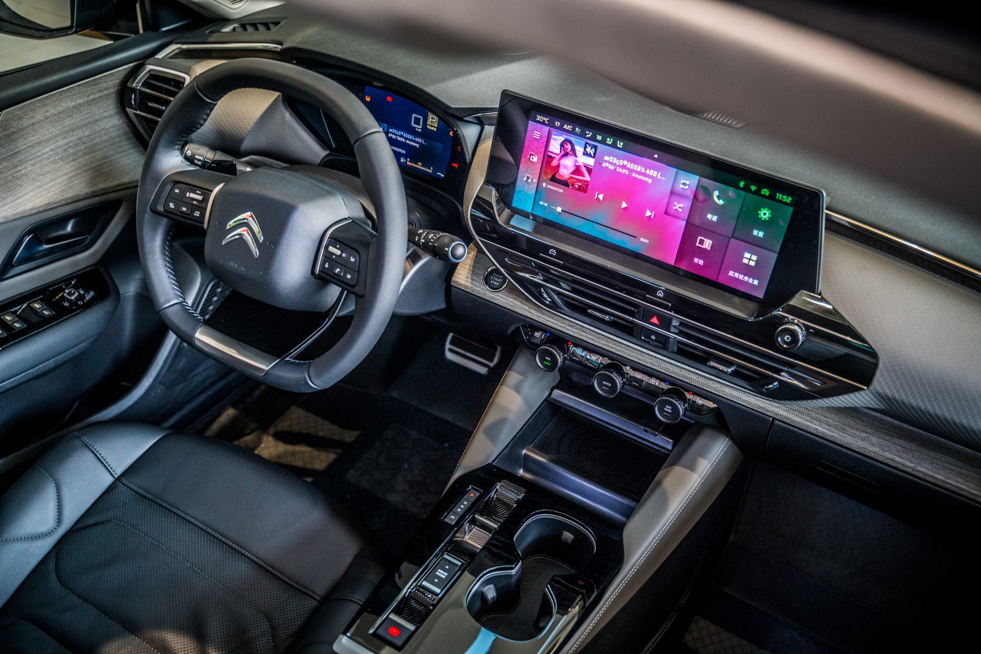 内饰一直是法系车比较重视的一环,凡尔赛的内饰采用了当下主流的极简
