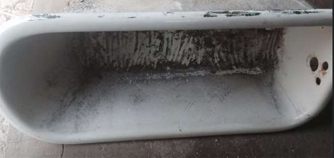 男子将这个浴缸捡回家遭到工友的嘲笑，后来却让人无话可说！休闲区蓝鸢梦想 - Www.slyday.coM