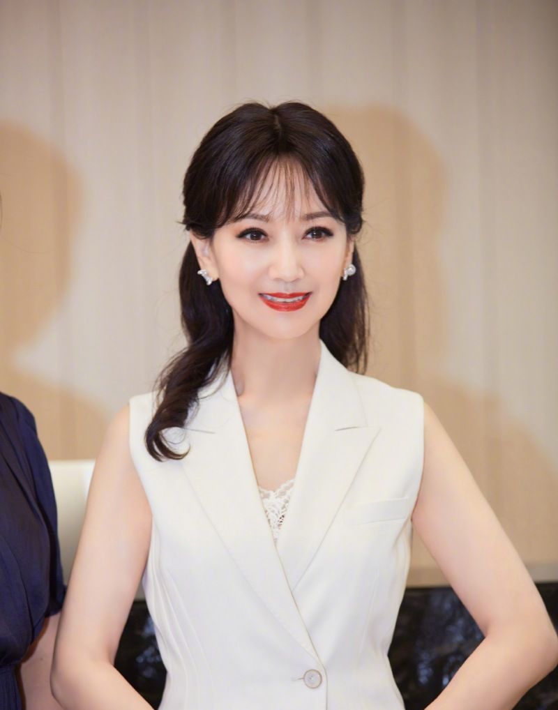 67岁赵雅芝晒照穿西装尽显温婉人比花娇不愧最美白素贞