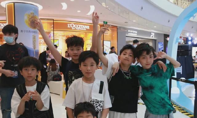 少年团or儿童团?均龄8岁组合出道4天后解散,让娃好好读书不行吗