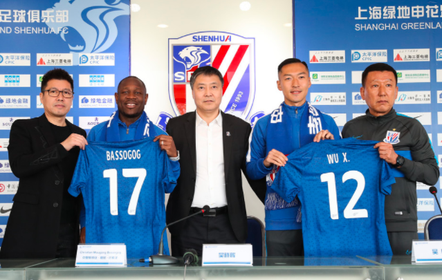 不职业!申花老总周军做节目遭上海球迷抨击:不要上电视去做小丑