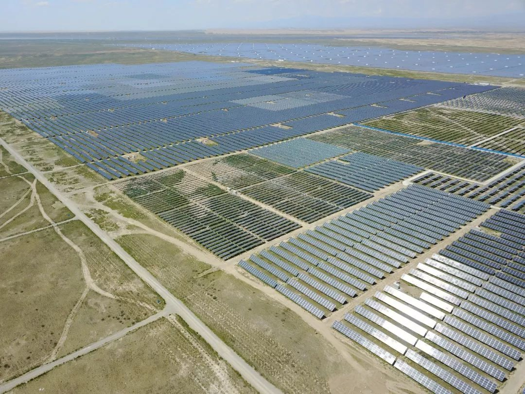 609平方公里,相当于1个新加坡?全球最大光伏发电站,中国建成了