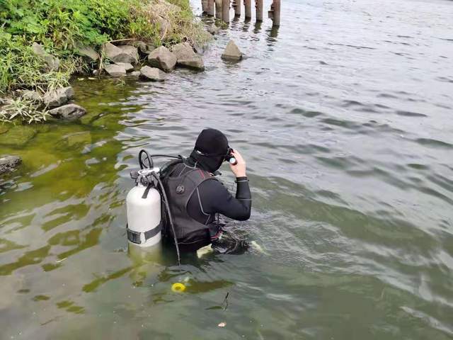 广东惠州:志愿者水下搜寻 探摸记录