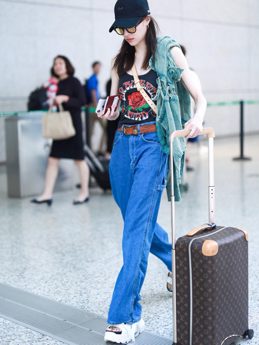 钟楚曦的秋季穿搭真漂亮印花背心搭配牛仔裤双腿笔直修长绝了