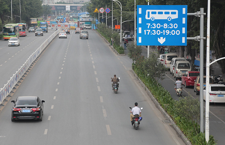 电动车占道行驶不仅受到机动车的谴责,一些机动车遇到这种情况会鸣