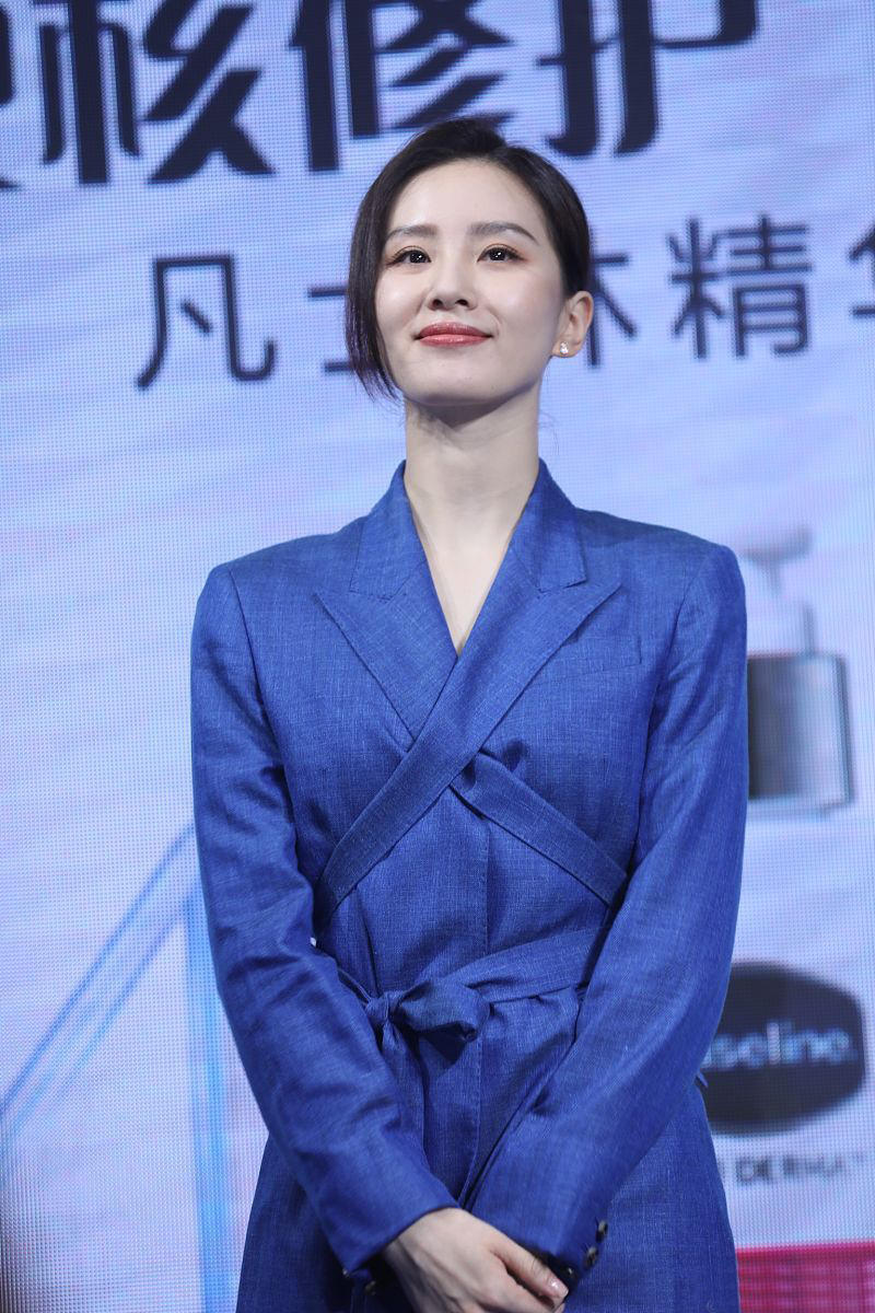 刘诗诗气质这块就没输过蓝色西装配百褶裙知性干练优雅大方