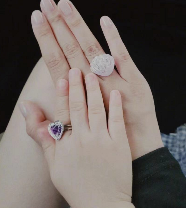 还给妈妈选了一枚白色心形戒指,小手放在大手上,超有爱