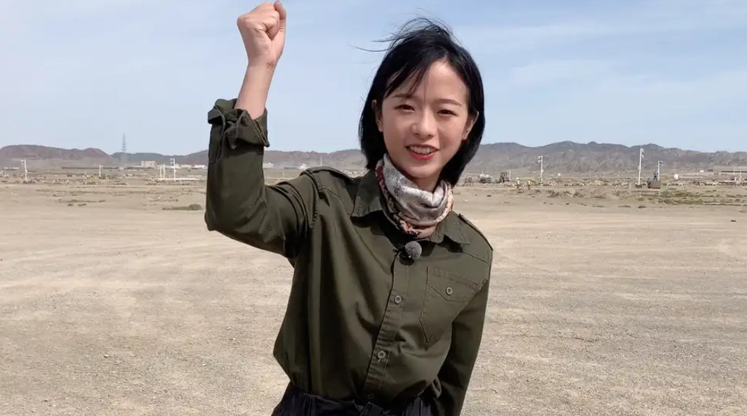 暖莹莹在新疆库尔勒为中国队加油