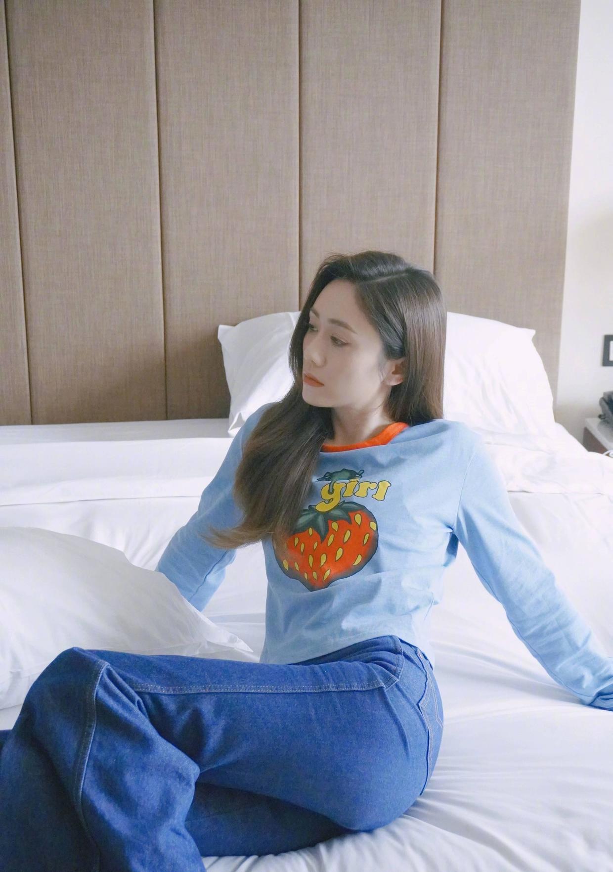 刘芸真给郑钧长脸豹纹上衣搭配牛仔短裤洒脱时髦美得高调