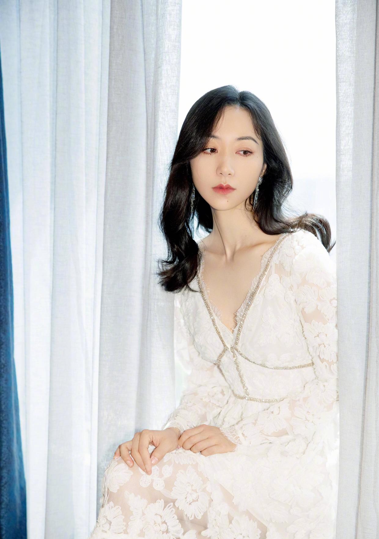 38岁韩雪穿露肩连衣裙太给力细腰长腿明显胯宽缺点也不见了