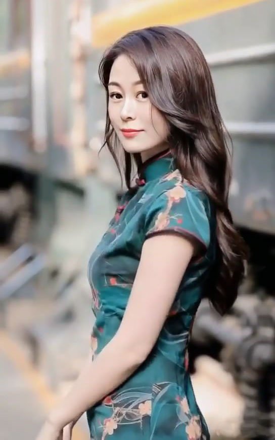 杨晓茹本人的颜值更是被网友盛赞,直呼宋晓峰"赶紧回家",守着这