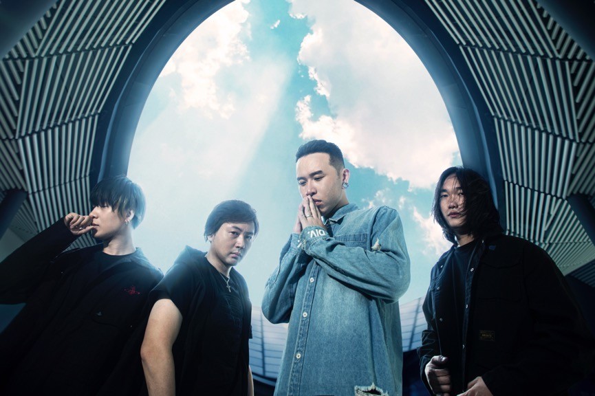 乐队成员:吉他 wang / 鼓手 立铭 / 主唱 菩菩 / 贝斯 子龙  (顺序