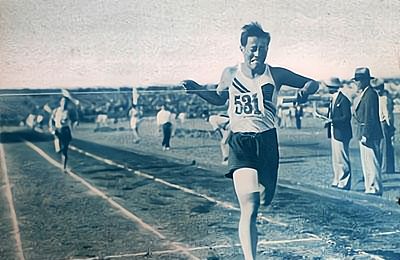 中国奥运第一人刘长春一个人扛着国旗参赛赶21天的路才到赛场