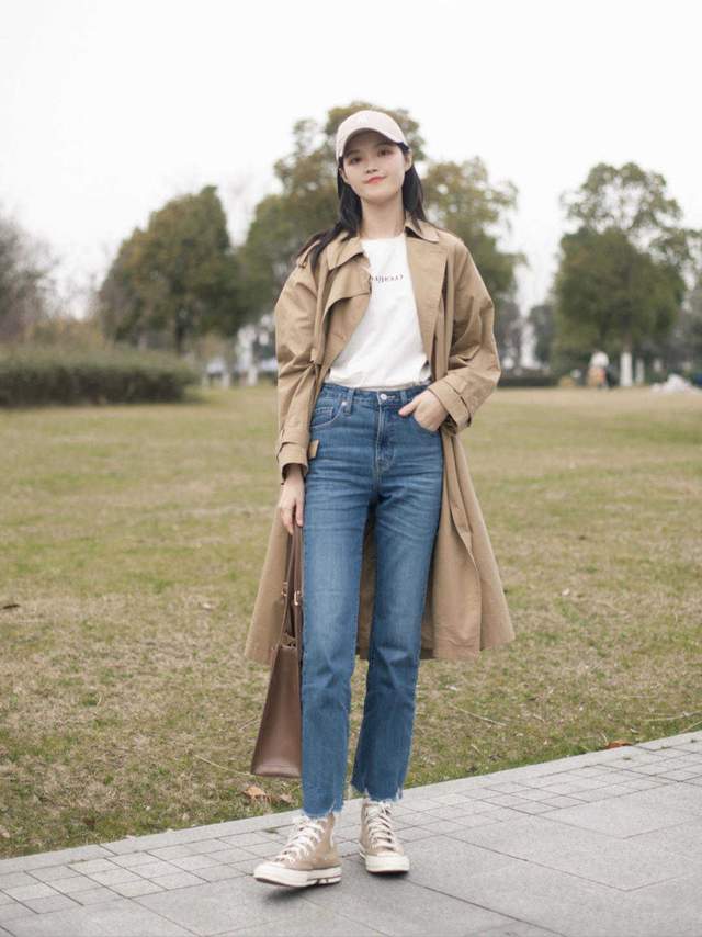 秋季胖女孩怎么穿卡其色风衣搭配牛仔裤高级优雅显高还显瘦